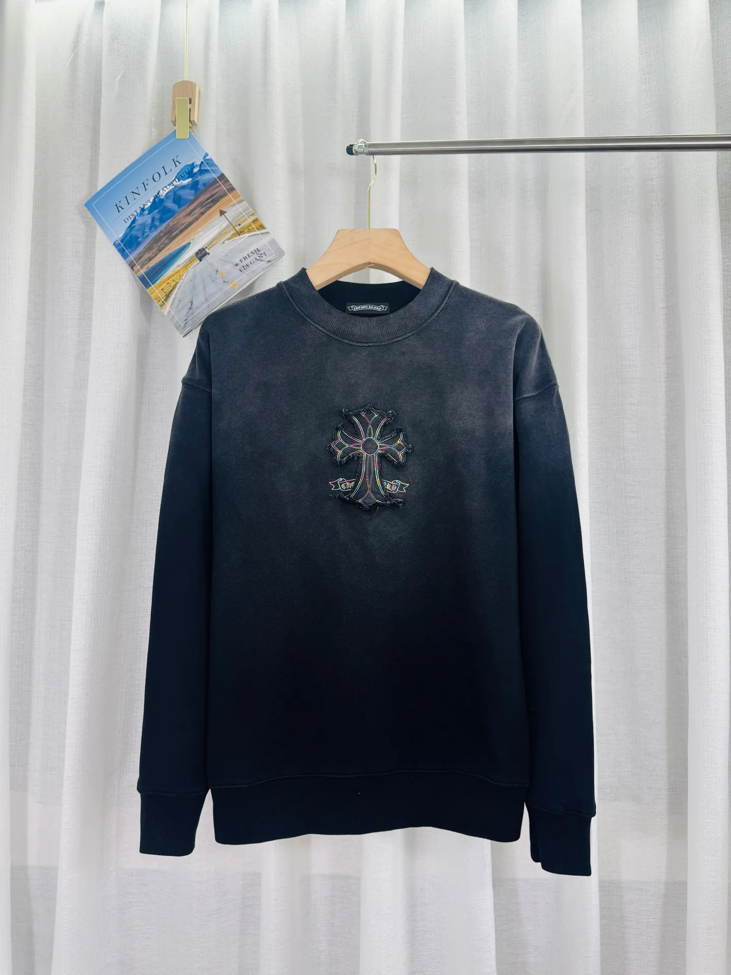 P280 top version, real shot without P, ​​different from market currency) 𝗖𝗵𝗿𝗼𝗺𝗲 𝗛𝗲𝗮𝗿𝘁𝘀/Cro Heart 2025 washed patch embroidery autumn and winter new original single counter American laser burnt 3D three-dimensional color embroidery couple casual sweatshirt 👑The highest version! Customized fabric 430g tripe terry fabric! American acid-washed and distressed original fabric laser burnt ✟appliqué embroidery and exquisite embroidery of letters! The best-selling model in the counter, very comfortable to wear. Accessories: original molded and authenticated collar label➕100% silk wash label. Genuine purchase-grade original hangtag➕matching hanging rope➕3D hanging beads➕original packaging bag. Craftsmanship: The original version has consistent wiring! The highest version of the armhole matching technique! Color: White Black Size: S M L XL Style No.: 9328